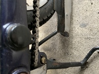 スーパーカブ90のサイドスタンドの側にある黒いチューブについてです Yahoo 知恵袋