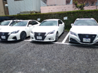 車の屋根についてる黒い二本の棒はキャリアって名前ですか あれがつい Yahoo 知恵袋