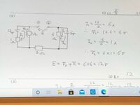 テブナンの定理の開放電圧の計算についてですが、写真の回答では、1Ωの電圧をV 1、6Ωの電圧をV 2として計算していますが、2Ωの電圧は考えなくてもよいのでしょうか。 