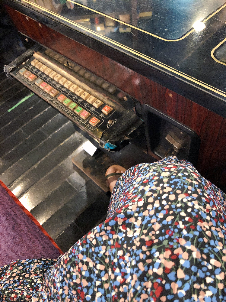 昔の喫茶店では、テーブルが直接ゲーム機になっている、所謂「テーブル 