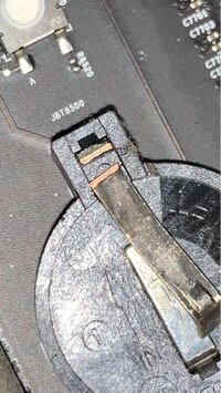 Macのボタン電池を交換しようとしてドライバーで外してたら 金属の部品が折れ Yahoo 知恵袋