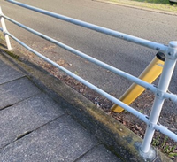 昨日事故で下の写真タイプのガードレールを2本曲げてしまいました 修理費は相場 Yahoo 知恵袋