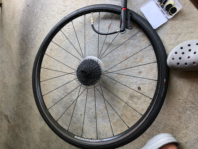 ロードバイクのパンク修理をやっているのですが、空気入れるときに均等 