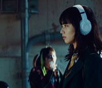 小松菜奈さんが映画内で使用しているこちらのヘッドホンはどこのメーカーのものでしょうか。 