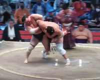 柔道で白鵬が良くやる両手を使って片手を投げる技やったら反則ですか Yahoo 知恵袋