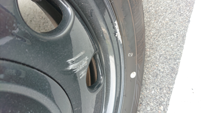 ホイールのガリ傷について 縁石でホイールにガリ傷を付けてしまい Yahoo 知恵袋