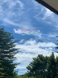 今日仕事の休憩時ふと空を観ると綺麗な虹色の雲があり思わず写真を撮り Yahoo 知恵袋