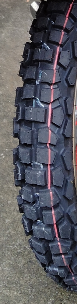 交換したバイクのタイヤにピンク色の線が入っています。この線は何のた 