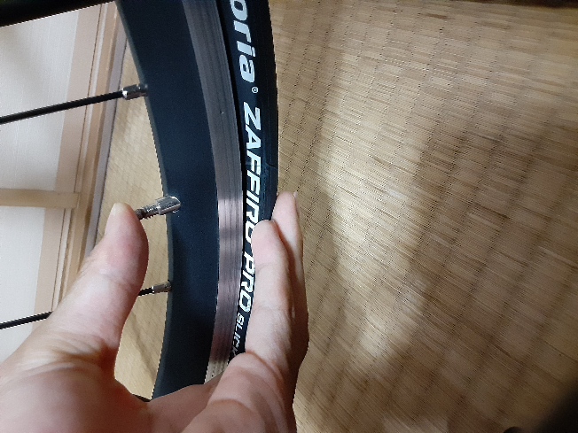 今週買ったばかりのロードバイクの後輪の空気が抜けてしまいました。な 