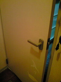 ドアの壁紙剥がれについて 添付写真 ペットの引っかきによる扉の Yahoo 知恵袋