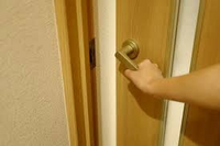 部屋のドアノブが下にさげると開くタイプなのですが 下になったままも Yahoo 知恵袋