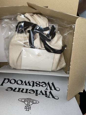 先日、誕生日プレゼント用にヴィヴィアンの財布を購入しました。ギフト