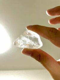 川で拾った石です 透明で分厚く 時折七色に光ります なんとい Yahoo 知恵袋