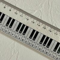 この定規のピアノの鍵盤に書いているアルファベットは何を意味している Yahoo 知恵袋