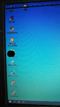 ノートパソコンの画面上部に細い黒い線や 画面の中の左部に黒い物が有ります Yahoo 知恵袋