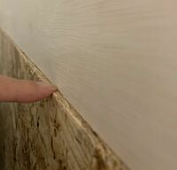 ベニヤ板に壁紙を貼る際、ベニヤとベニヤ板の段差が2mm程あるのですが、パテで補正したら問題なく貼れますかね？ 