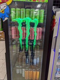 モンスターエナジーの冷蔵庫はどこで買えるのでしょうか モンスターエナジーの冷蔵庫はどこで買えるのでしょうか