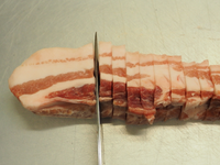 肉の白身は脂肪の塊だから油抜きをしても効果は少ないのでしょうか？
調理前に白い部分を切り取って捨てた方がいいのでしょうか？ 