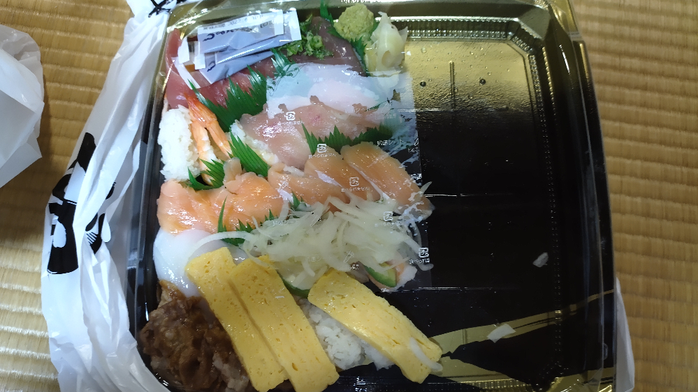出前館でお寿司を頼みましたが、ぐちゃぐちゃな状態で届きました 