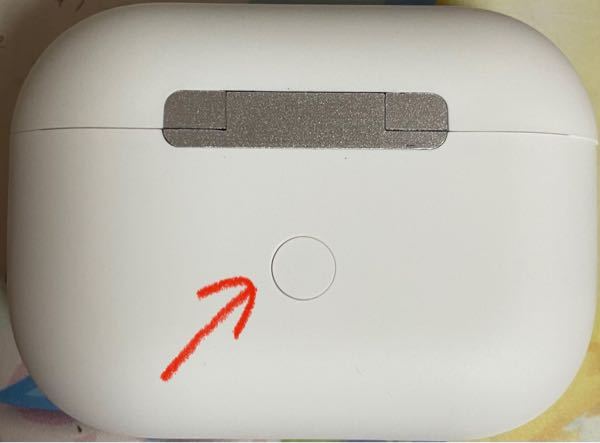 至急！！！ - AirPodsのケースの裏のこのボタン何ですか？ - Yahoo!知恵袋