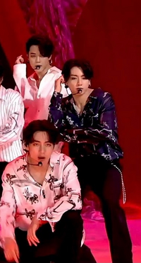 防弾少年団がピンクのつなぎ みたいなのを着て歌ってて 踊りとか歌とか可愛くなっ Yahoo 知恵袋