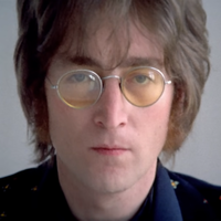 John Lennon は若い頃から丸眼鏡を常用していましたが、そんなにたくさんの本を読んでいたとは思えません。乱視だったのでしょうか？ 