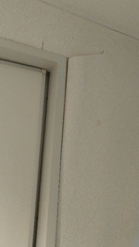 賃貸マンションに１０年以上住んでますが こんな感じに壁紙がベコベコ Yahoo 知恵袋
