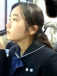 この女の子は前髪をセンター分けにしておでこを出すより 前髪をバッサ Yahoo 知恵袋