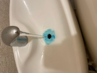トイレのブルーレットの青色がとれなくて困ってます。
1週間後に引っ越し予定でどうにかしたいです。
落とす方法ありますでしょうか。 
