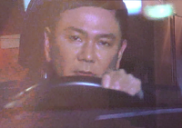 ドラマ最愛の2話で、梨央(吉高由里子)が夜道を歩きながらシュークリームを食べてて車に轢かれそうになるシーンがありますが、その車を運転していた男(画像あり)は今までの話に登場してましたっけ？ 社長ともなると、梨央はいろいろと恨まれているのかな？