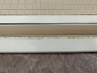 マスキングテープの剥がし跡について。 以前トップブロガーさん達の間で、窓のサッシやお風呂場の入り口にマスキングテープを貼ると埃や土の掃除が楽だと流行っていたので、昨年真似して家中のサッシに貼りましたが、1年後の年末掃除用に剥がそうとすると綺麗に剥がれず、糊の部分だけが残ってしまうという逆に掃除が大変な目にあいました。
市販の「ラベルはがし 雷神」という商品である程度取りましたが、すべて綺麗...