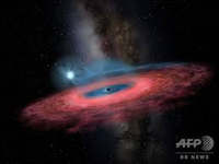 ブラックホールのことですが、あまりにも重力が強い為
光も飛び出せない、ということらしいですけど
光、光子は重さが無いと聞きました。重さがないのだらか 重力うんぬんは関係ないと思うのですが、どうなんでしょうか？