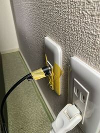 テレビコンセントから線が抜けやすく このような感じで固定したのですが火災の危 Yahoo 知恵袋