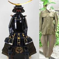 純粋な疑問ですが、何故日本軍の服って凄く簡素で薄汚かったのでしょか？ 昔の武将の鎧の方が防御力高そうだし、見栄えも良さそうですが…