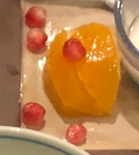 果物の名前を教えてください。
この半透明の粒状の果物は何ですか？
とうもろこしの粒程の大きさで、中に食べられる種のようなものがあり、いちごのような甘酸っぱいものです。 
