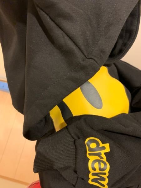 緊急です。どなたか本当にお願いします。 - Drewhouseの黒パーカーを