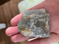 保育園の子供が隣の公園で拾ってきた石です。磨いて綺麗にしたいと言うのですが、そもそも何の石かも不明で対応に苦慮してます。お詳しい方がいれば、何の石か教えてください、よろしくお願いします。 