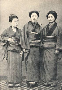 この写真で見ると昔の人の着付けはちょっとだらしない着付けに