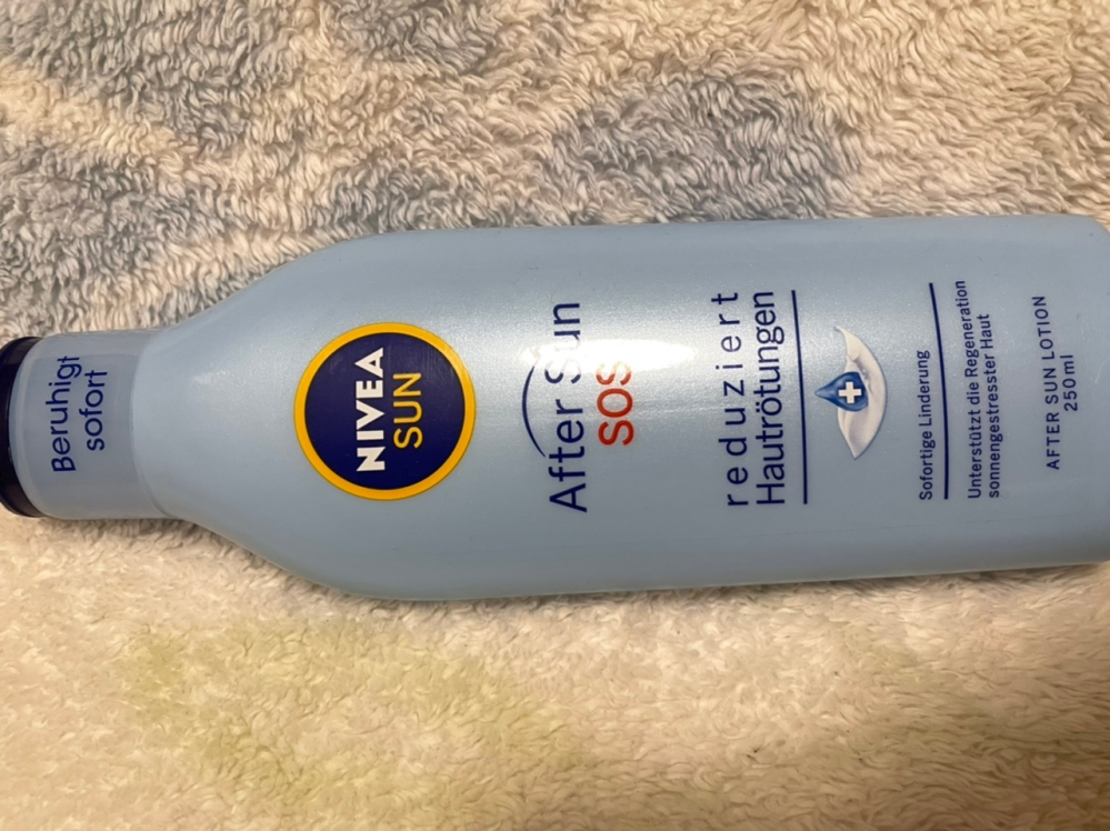 ドイツで購入したNIVEAの日焼けした肌用のボディクリームなんですが… 海外特有の、この表現できない香りがとても好きで…一体何の香りなのか分かる方いませんか………
