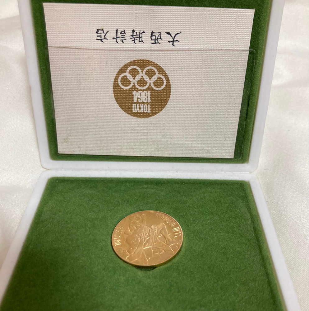 1964年の東京五輪のメダルを持っているのですが、いくらくらいで売れますでしょうか？箱は汚れています。 また、売るとなると、どのように売ったらよいですか？(未成年なのでヤフオクが使えません)