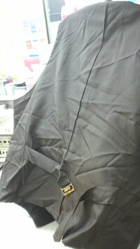 スーツベスト ジレ チョッキ について 画像のスーツベストの背中の部 Yahoo 知恵袋