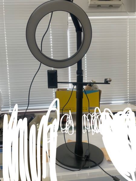 商品の特定について。Amazonで販売しているようなのですが、こちらのリングライトを特定していただけませんでしょうか。 リングライトの直径は20.5cmくらいでした。 ライト部分や、スマホホルダーの部分は付け替え可能なものです。 コンセントで繋ぎながら使用するタイプの商品です。