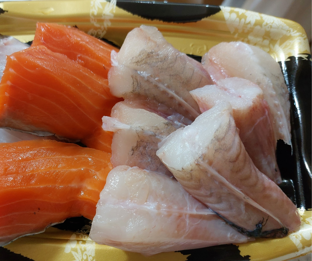 右側の魚の切り身の名前を教えて下さい。 購入場所は愛知県のスーパーです。