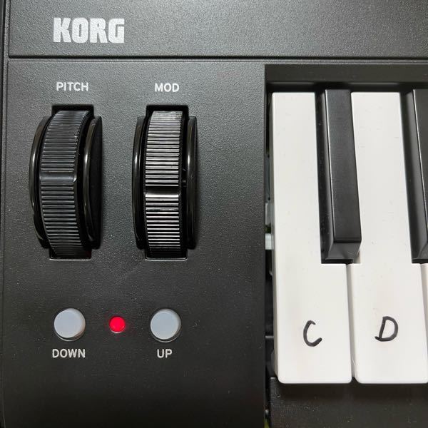 楽器のキーボードについて質問です。 この写真の右側に書いてある、MODというのは何をいじれるのでしょうか？ 音楽はじめたてで何もわからないので、わかりやすく教えていただけると、幸いです。