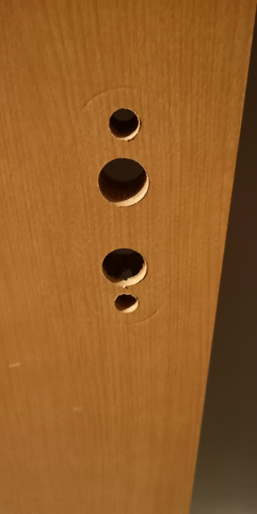 部屋のドアノブを変えたいのですが、ドアにこのような穴が空いてます。同じサイズのものしか変えられないですか?