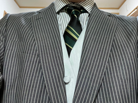 成人式のスーツについて質問です スーツとシャツは黒色で ネクタイを濃いめ Yahoo 知恵袋