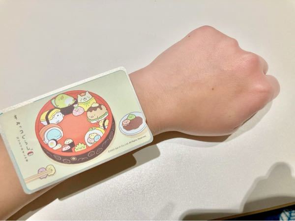 スマートウォッチを購入検討していますが、手首がとても細くブカブカになるので、普通の腕時計は子供サイズでないと手首に止まりません。 私の手首にもフィットするスマートウォッチを探してます。 スマートウォッチといえばデジタル画面ですが、アップルウォッチのサイズでも手首とアンバランスになり、時計がとても大きく見えてしまいます。 その名の通り、スマートなウォッチが良いです。 最近のスマートウォッチは様々な機能がありますが、あまり多くを求めておらず、しいて言うなら万歩計が高精度なら良いけど、条件としては後まわしで構いません。 探してみましたがコレだというものが見つからず。どなたかご存知の方がいれば教えてください。 太さの目安として、画像は手首の上に交通系ICカードを乗せてみました。