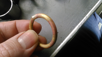 真鍮をリング状にロウ付けして酸洗いしたのですが一部銅みたいな色をしています。原因と対処法はありますか？ 
