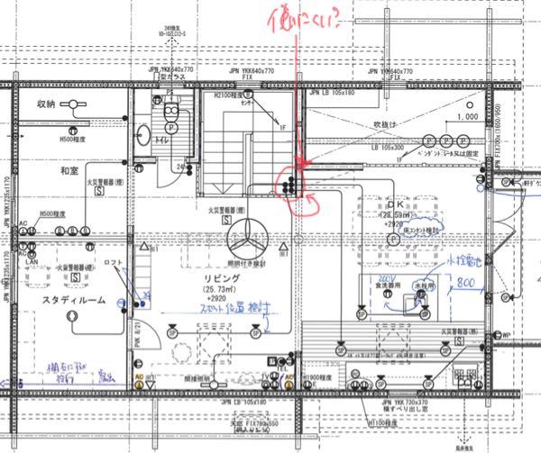 LDKの照明スイッチで悩んでいます。 図面は2階です。（2階リビングです） 今更ですが、解放的な空間すぎて壁がありません… 工務店からの提案は、階段を上がったところについていますが、柵の向こう側...