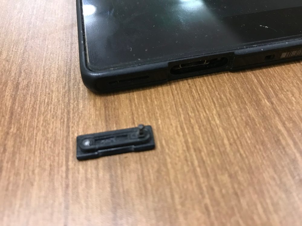 sony xperia tabletZの充電器部分のカバーがこのように取れてしまった場合はどうすればよいですか？